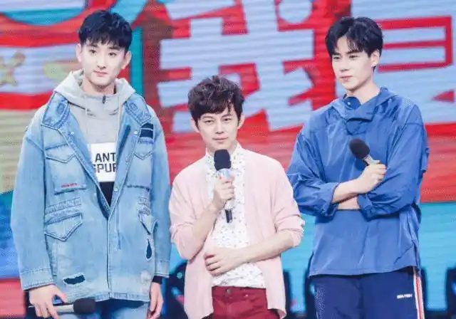 毕竟何炅在娱乐圈中,也是出了名的好人缘,并且因为胡一天和于小彤