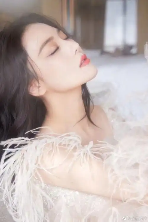 张馨予羽毛钉珠连衣裙