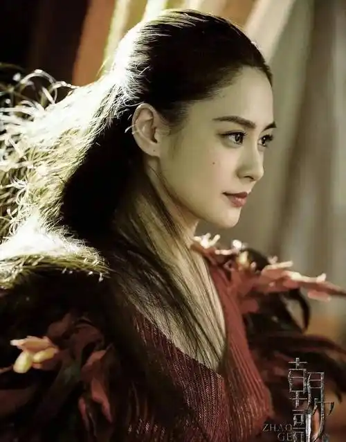 米热这位千年配角参与了很多电视剧,跟李一桐还合作过半妖倾城.