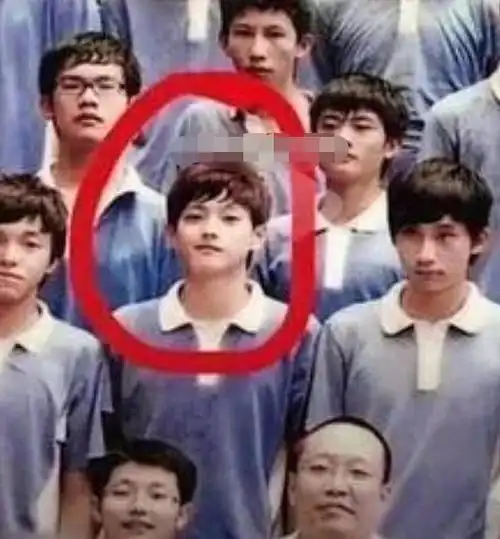 许凯从小就长得十分眉眼周正,在初中的时候,就已经无数女孩子开始喜欢