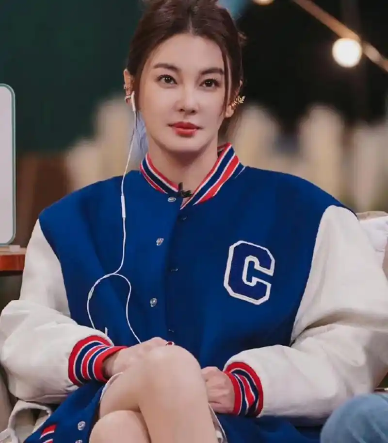 张雨绮录综艺一脸认真,穿着蓝色棒球服外套很减龄,全程保持一个坐姿不