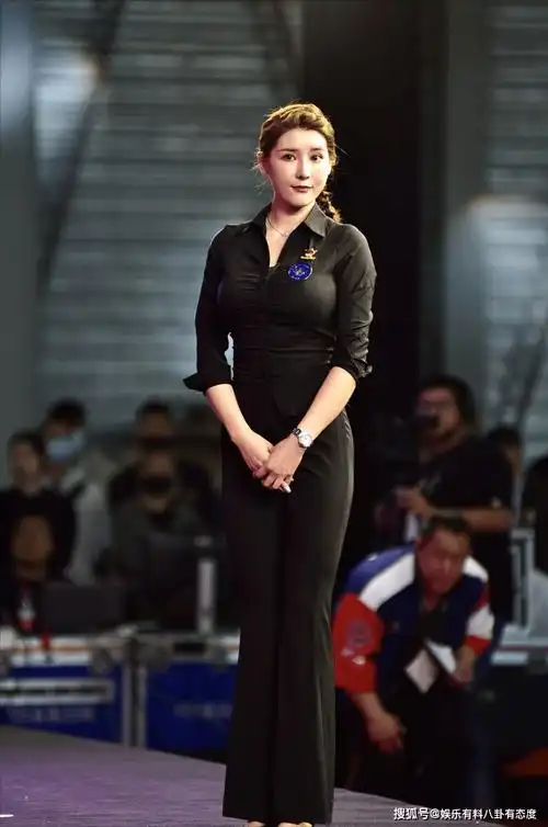 原创刘太阳翘臀女神曲线完美人称凹凸曼成了全场的焦点