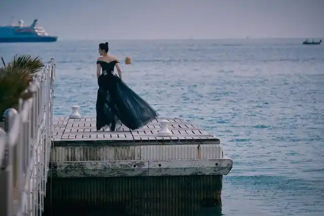 50许晴婚纱裙照曝光!一袭黑色挎肩纱裙秀巴掌腰,傲人胸围太撩了