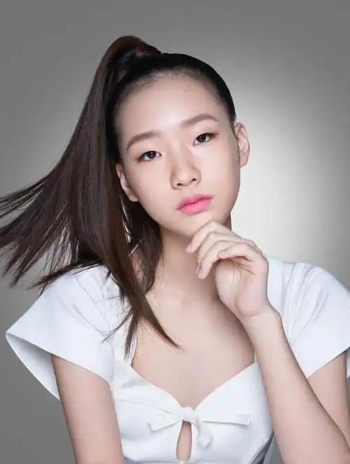 00后的二世祖出道,16岁的黄多莉长相甜美气质出众