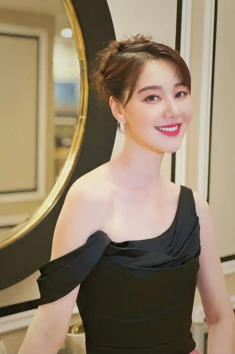 若留在央视,王冠的路可能比现在走得更顺利一些吧!#主持人王冠