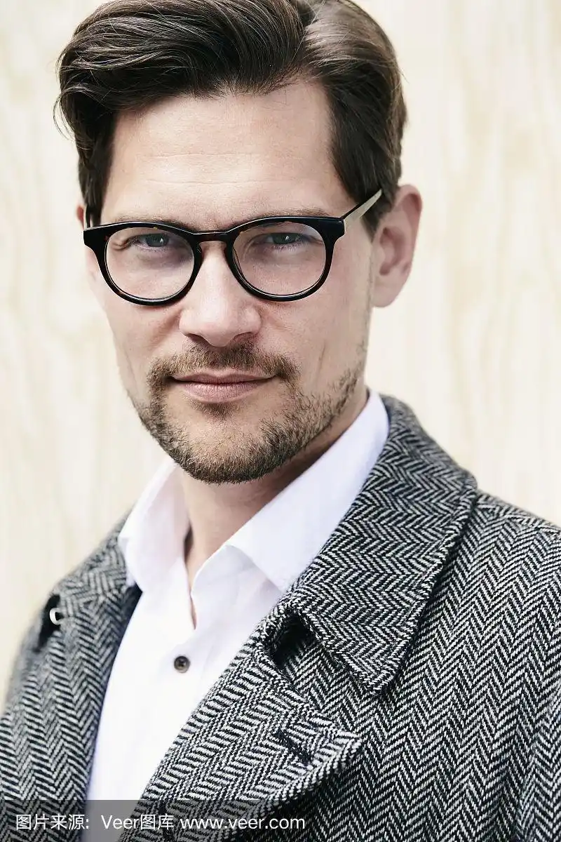 戴眼镜的帅哥