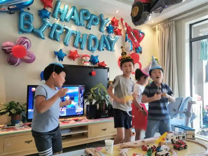 小学生了不能随意请假,所以外出游是不可能了不过今年邀请了好朋友一