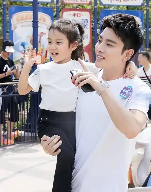 "端水大师"甜馨:口才惊人热度暴涨,现成绩优异受父母疼爱_贾乃亮_孩子