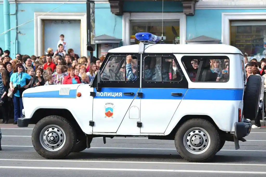 警察 uaz,圣彼得堡,俄罗斯-2013 年 5 月 9 日