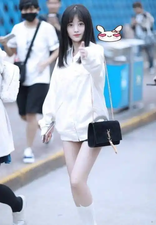 别再说鞠婧祎身高只有159!看到她穿白色长袜照片,全网都沸腾了!