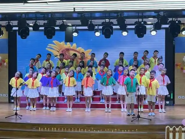 里童声洋溢,欢声一片,清脆的童音,唱不完祖国的广阔壮丽;悠扬的歌声