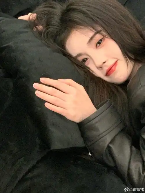 鞠婧祎晒日常随拍歪头托腮可爱十足