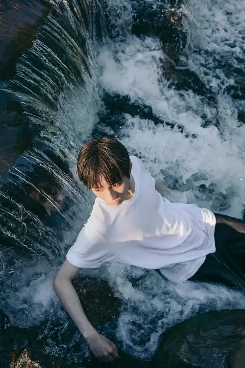 刘冠佑写真大片!清新自然青春阳光,迎接更好的自己