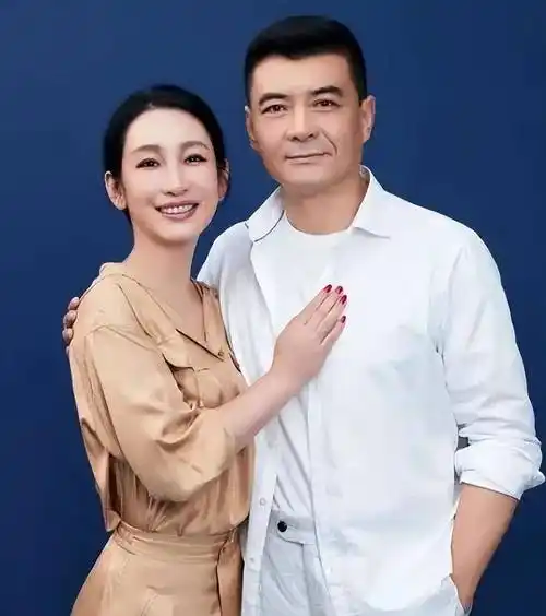 公公出院没多久,秦海璐和王新军就领了结婚证,婚礼的事再次提上日程