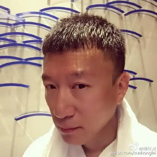 留着寸头的孙红雷,在这一次晒出的自拍照中没有带墨镜,一双迷人的小