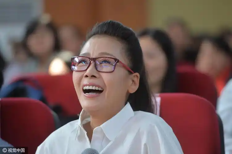 2/18当天,田震面戴框架眼镜身穿白衬衫前往为学生上课,期间,讲到高兴