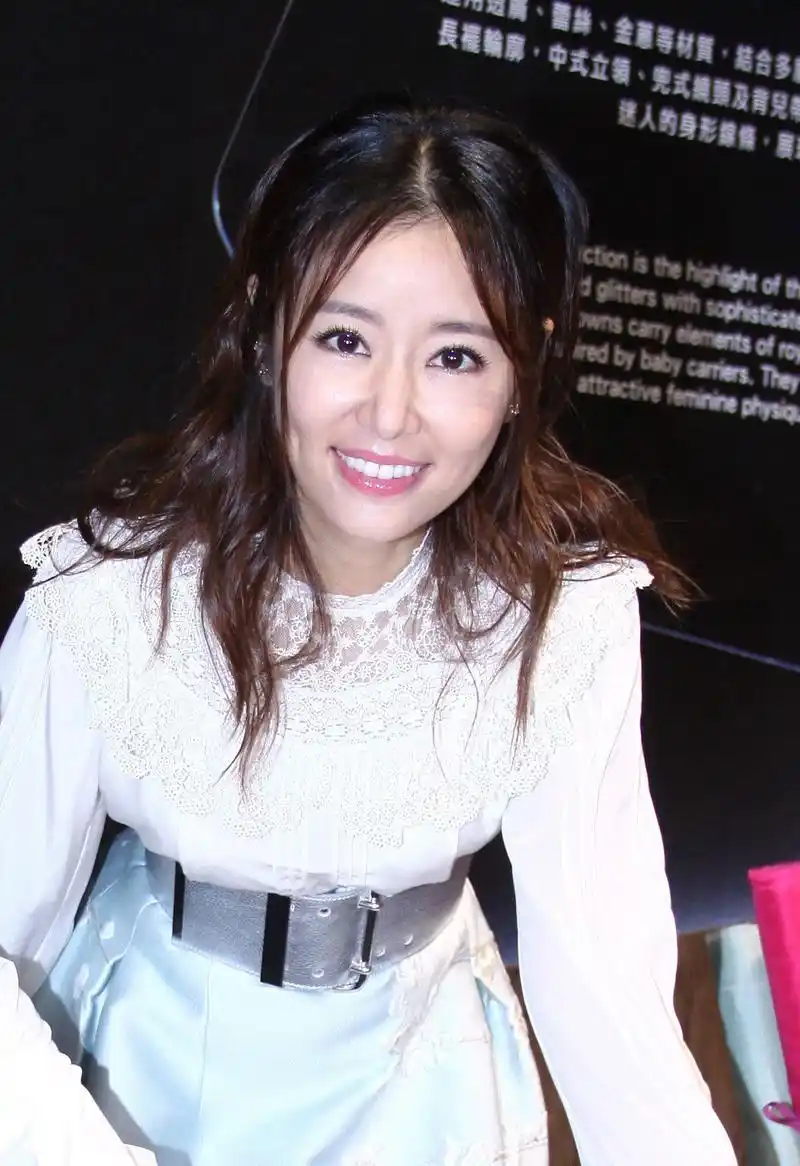 43岁林心如回应2胎传闻全程带笑,身材纤细肌肤紧致太美了