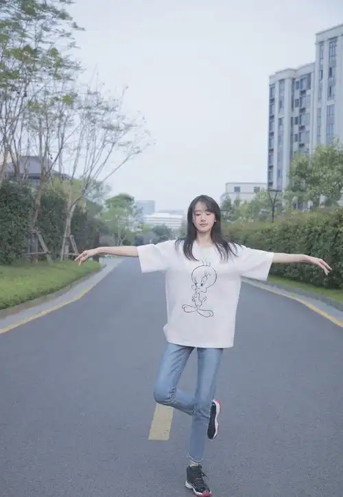 白衣校花与大长腿她是女主今穿t恤牛仔裤香肠腿抢镜