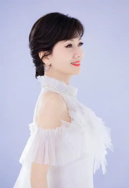 赵雅芝蓝色珍珠轻纱礼服仙气温婉美照图片