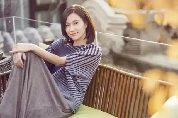 近日,知名女演员徐静蕾在最新动态中疑似孕肚明显,被质疑已怀孕,坐在