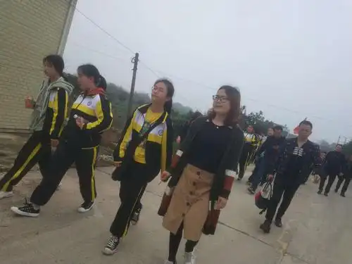 这朵校花被同学们戏称最美带队老师一许芳老师