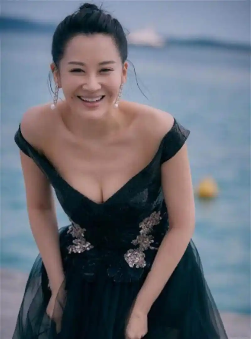 许晴50岁了?看这几张照片,还有人会相信她才30岁吧!