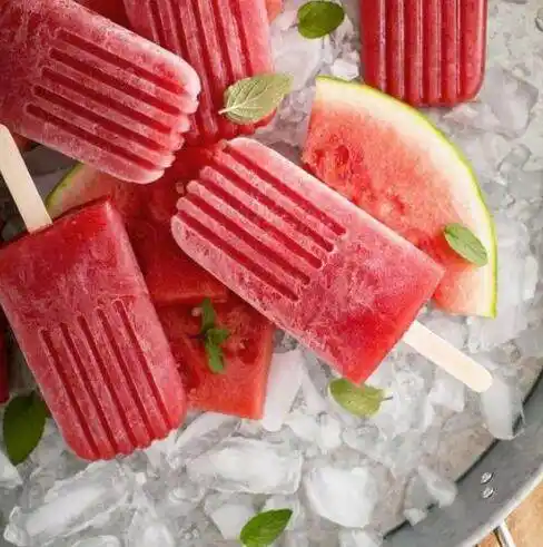 清爽美味的西瓜味冰淇淋,你想要来点吗?