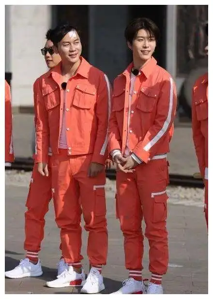 李晨身高178厘米,而和范丞丞站在一起,穿的鞋子也一样,但李晨看起来和