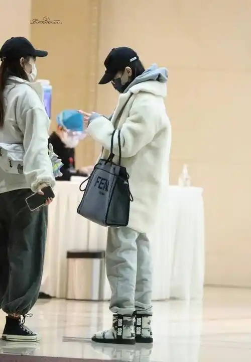 迪丽热巴穿羊羔毛卫衣配雪地靴赶机,这2万花的值_时尚_效果_外套