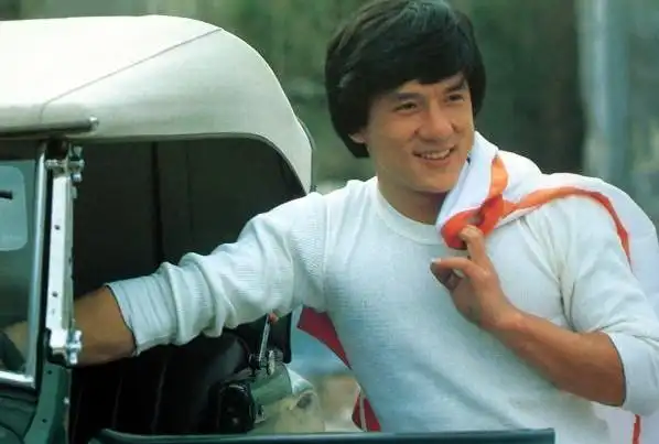 成龙人生中晕倒三次,两次都发生在厕所,还和英文水平有关