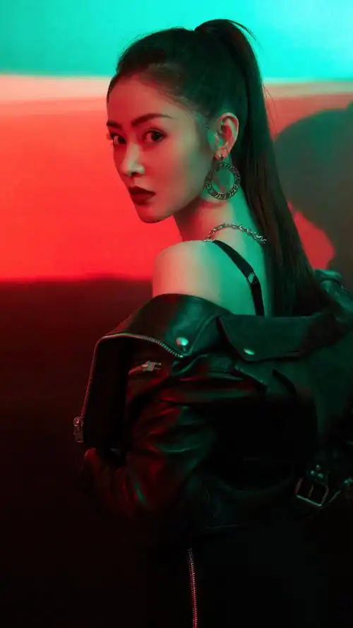 张天爱黑色皮衣光影性感写真手机壁纸