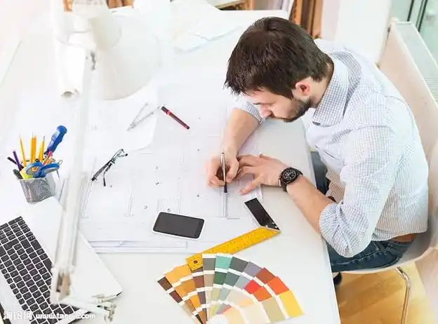 画图纸的设计师