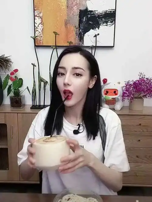 迪丽热巴的吃播现场