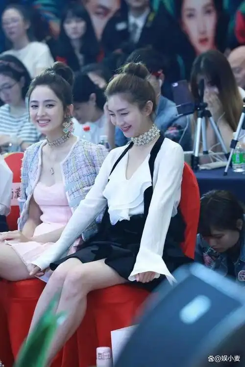 在古力娜扎的朋友圈里有江疏影,而在江疏影的朋友圈里也有古力娜扎.