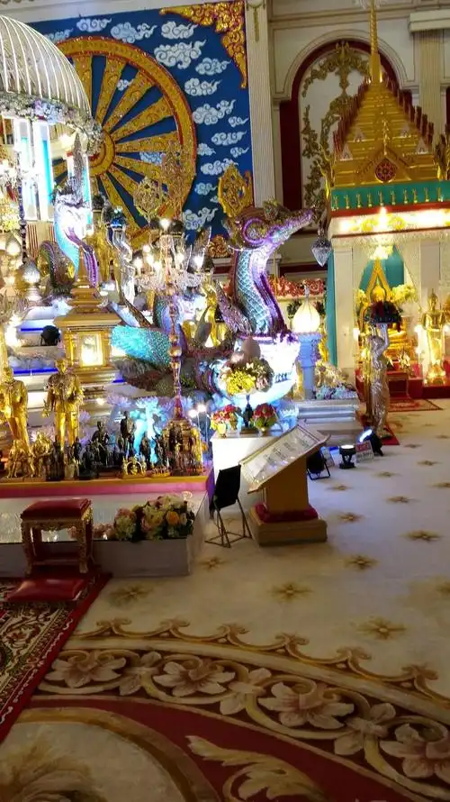 宫殿内部的摆设,如同进入了一个极乐世界,从没见过这么美的景色.