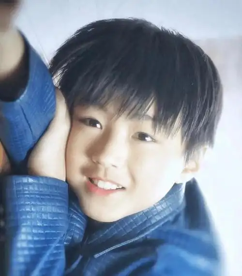 2013年8月6日,tfboys在重庆出道,三个少年带着梦想踏上舞台.