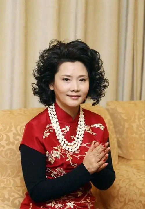 何赛飞的发型让我明白了中年女人放弃黑长直选这些发型更洋气