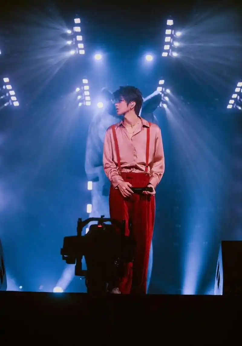 虞书欣现身蔡徐坤演唱会,与香港首富合影,粉丝在意的却是这件事 6月17