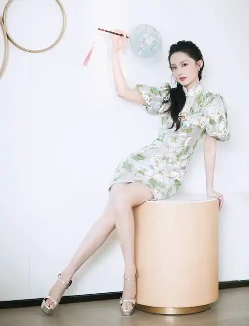 李沁新中式风亮相活动,簪花团扇尽显东方女性韵味