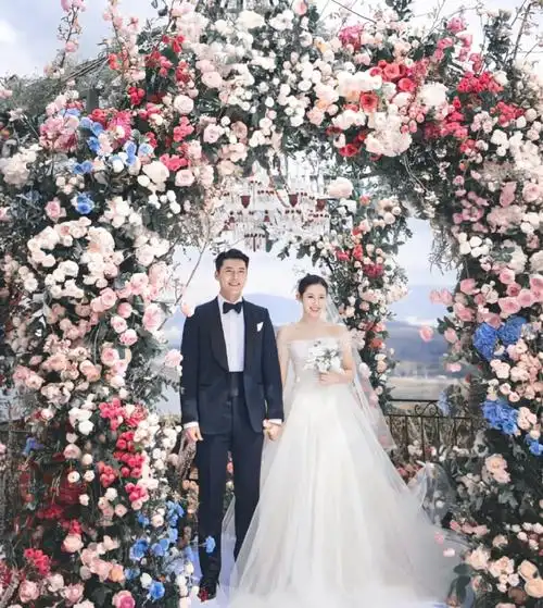 照片中孙艺珍双手握着玄彬的手,满脸幸福甜蜜,好帅好美好般配,再来一