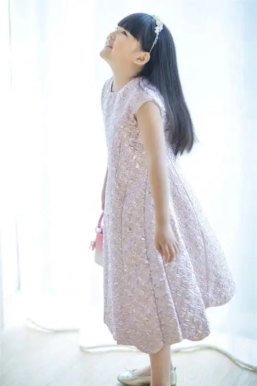 组图:王诗龄变瘦变美了!暑假游迪士尼显活泼