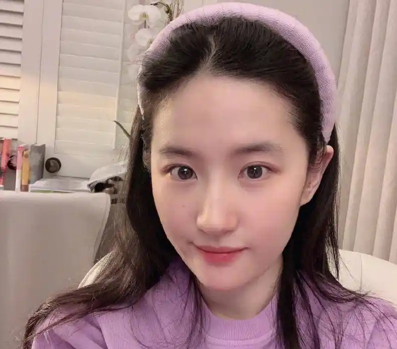 原创刘亦菲素颜生图上热搜截图放大三倍后这模样确定是33岁