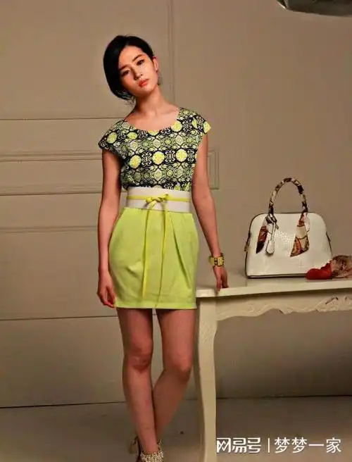 刘亦菲太耿直了早期写真居然不p就放出来真实腿型一目了然