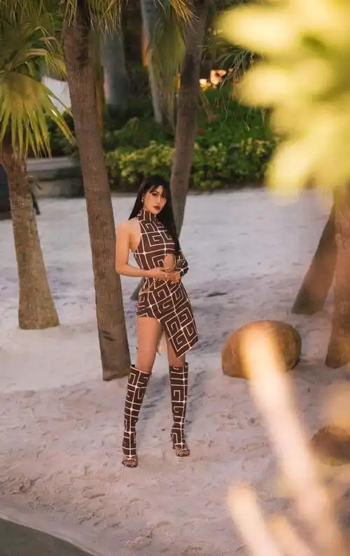 袁娅维自信过头了,穿不规则包臀裙肉感十足,这腿也太真实了