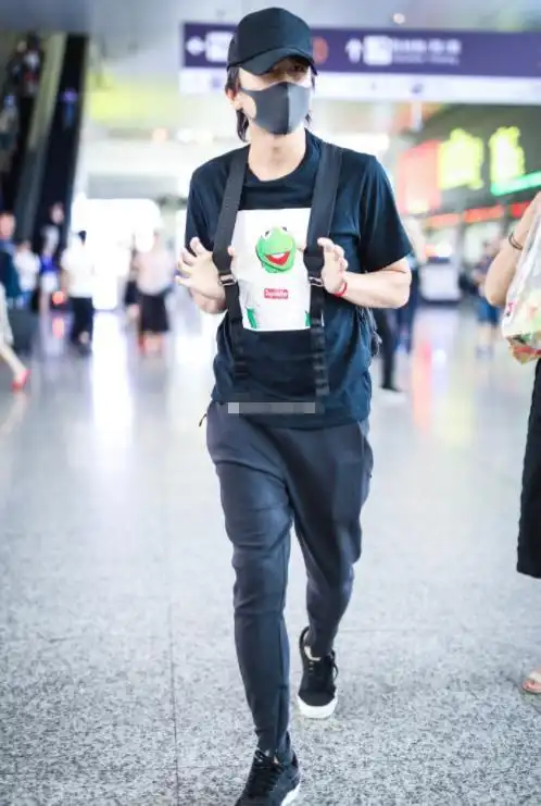 装嫩只服邓超!竟然敢穿"童装"来走机场,真不愧是大家的超哥!