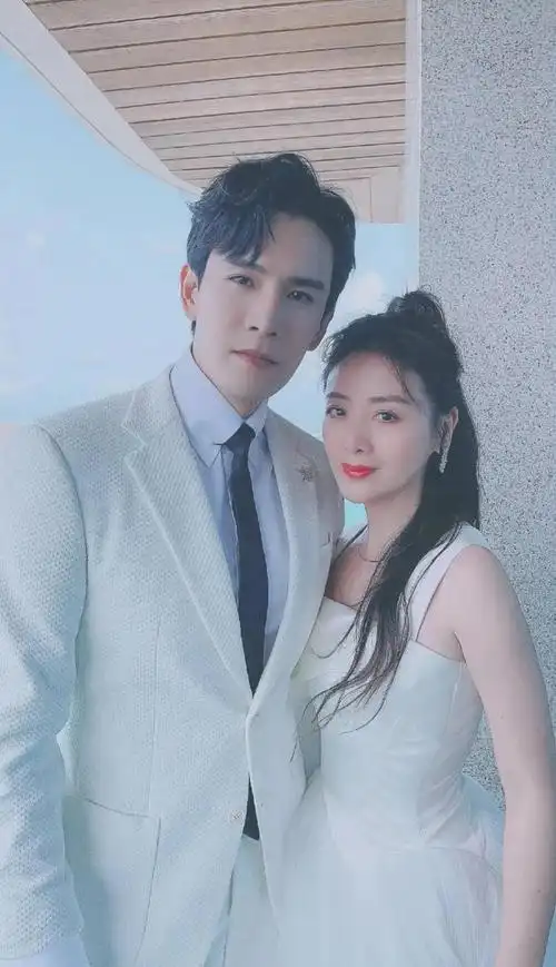 小李琳前老公小李琳手搭小6岁老公笑靥如花