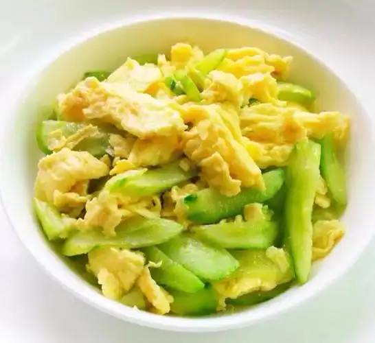 【黄瓜炒鸡蛋】原料:黄瓜,鸡蛋,油,盐
