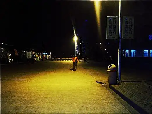 夜晚路灯下伤感的人图片