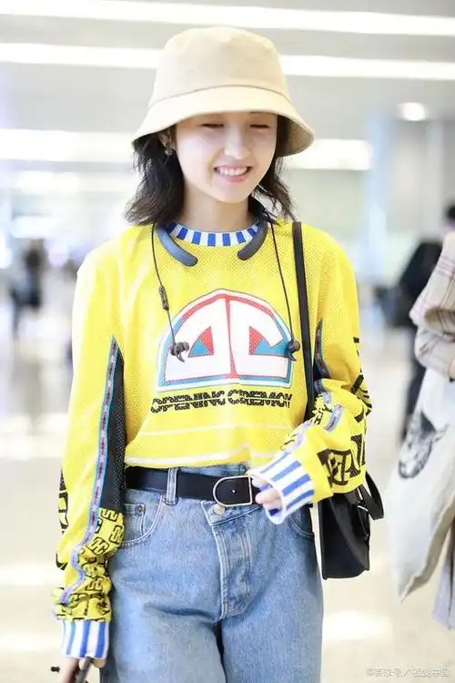 张子枫昨天参加了微博之夜,她的形象有了很大的转变,身材又瘦小了不少