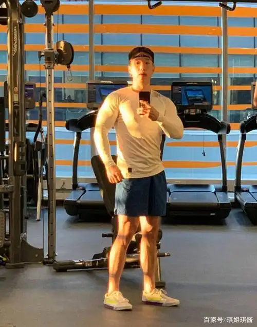 现在的烧饼可是一枚肌肉男,每天在微博上都会晒肌肉照.